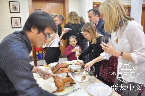 来宾体验中国传统美食。