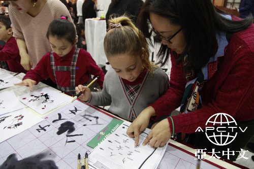 西班牙小学生学写中国书法。