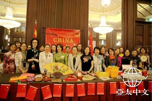 中国侨网使馆妇女同志在中国展台前合影。